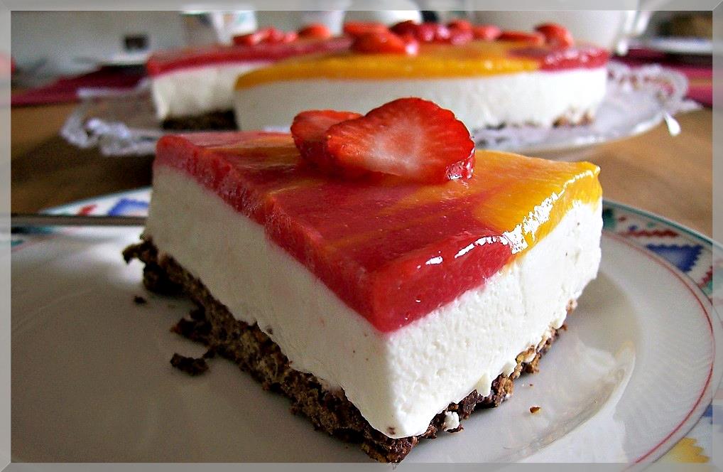 Quarktorte mit Erdbeer-Mango-Guss