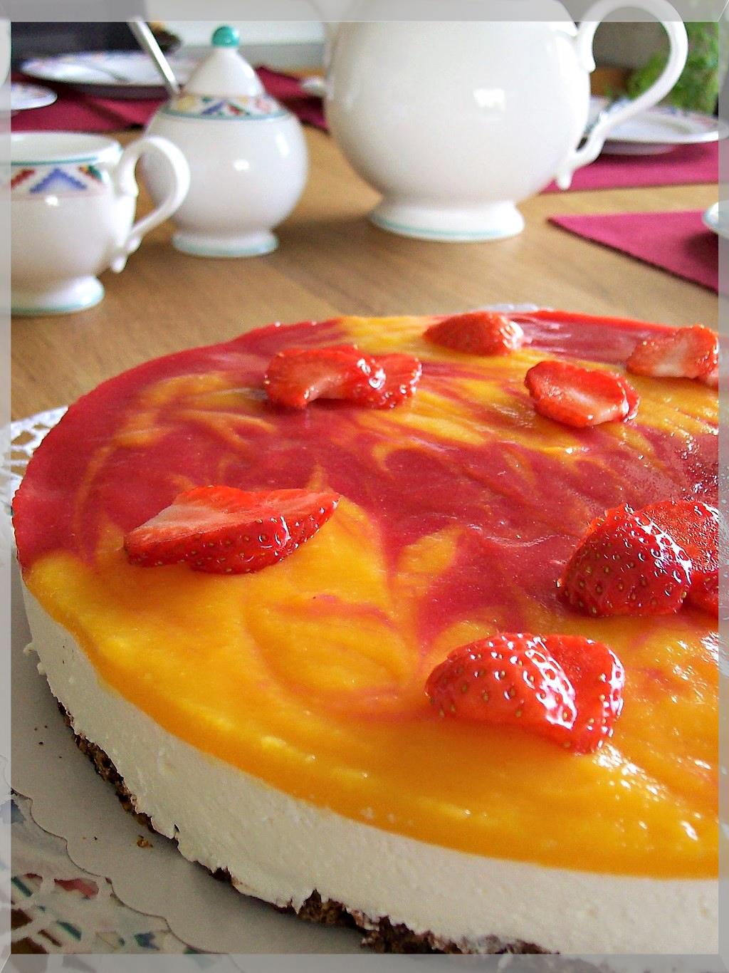 Quarktorte mit Erdbeer-Mango-Guss